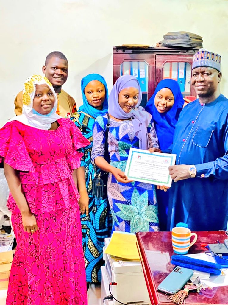 CCNEJNIGER's tweet photo. Le mardi 15 juin 2022 ,  #CCNEJ_Tahoua a procédé a la remise d'un témoignage de satisfaction pour le service rendu au directeur régional de la promotion de la femme et de la protection de l'enfant au CCNEJ durant le mandat précédent du président Mr. Abdoul Salam Aboubacar. https://t.co/5hXvdxRrN4