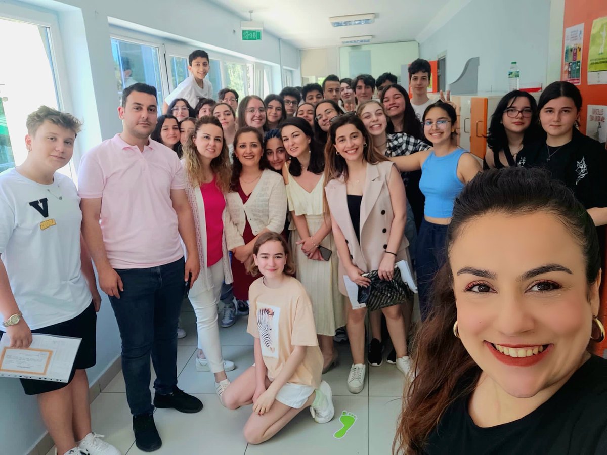 sdaykr's tweet photo. 8.siniftan mezun ettigimiz degerli ögrencilerimize,lise hayatlarinda başarilar diliyor ve sevgiyle ortaokuldan uğurluyoruz. Yolunuz açık olsun gelecegin kahramanlari...
#DoğadaKarneHeyecanı #KartalDoğaKoleji
@DogaOkullari @KartalDoga04 @Serkan_Celik52 @selami_demirhan https://t.co/SXMSEAYOfH