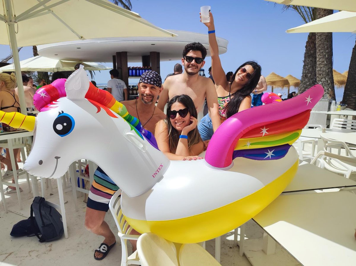 Digitas_ES's tweet photo. El evento REAL no empieza hasta que llegan los unicornios 🦄 . ¿La buena noticia? ✨ YA ESTAMOS AQUÍ ✨en la nueva edición del @seonthebeach. ¡Ven a conocernos! Te esperamos en la piscina con nuestro floticornio 🥳 #SOB22 https://t.co/FZbMCGhK2B