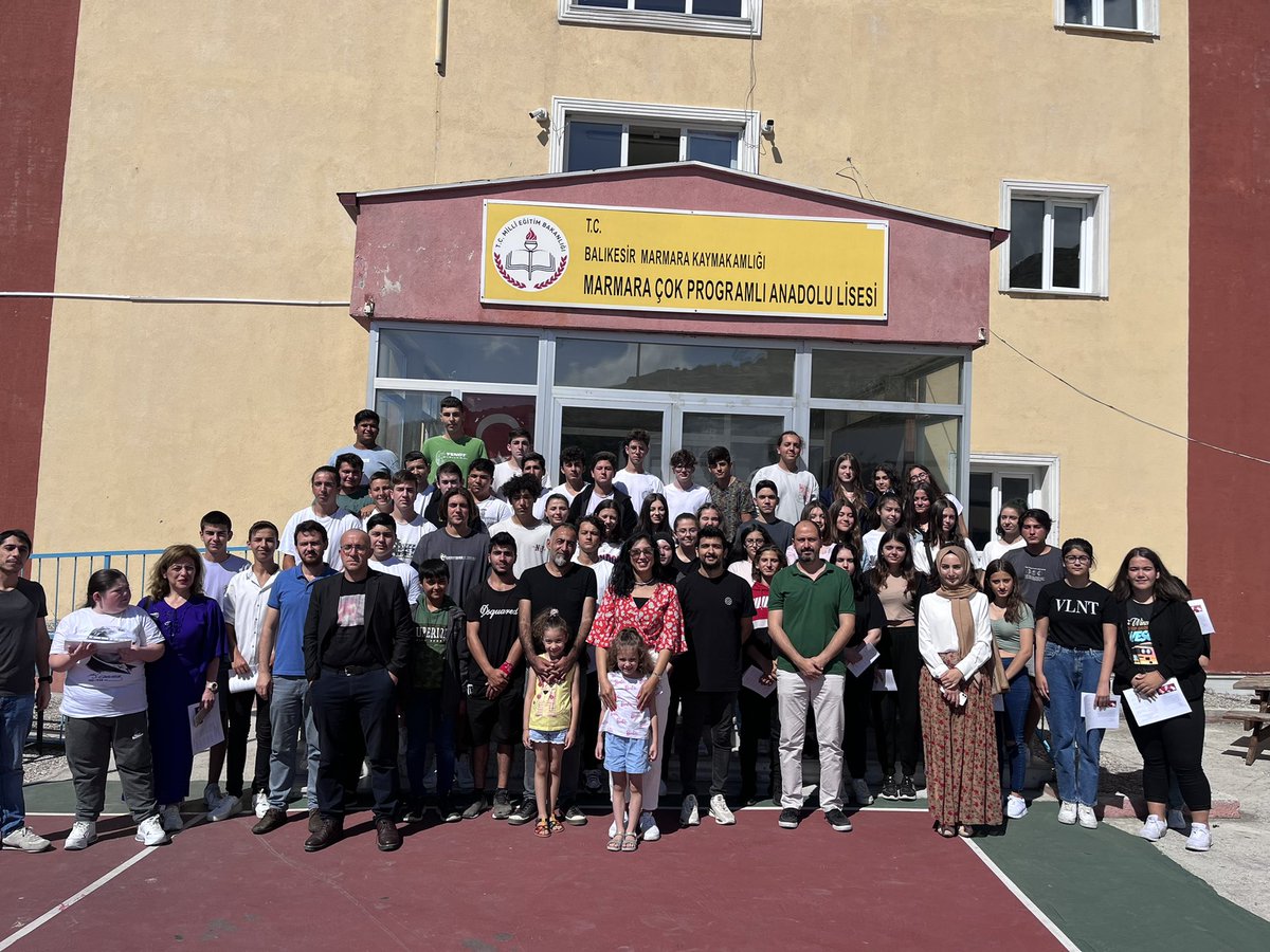 CpalMarmara's tweet photo. 2021-2022 eğitim öğretim dönemini karne heyecanıyla kapattık. Eylül’de görüşmek üzere 👋 iyi tatiller gençler🌺 https://t.co/N1ryScoKs5