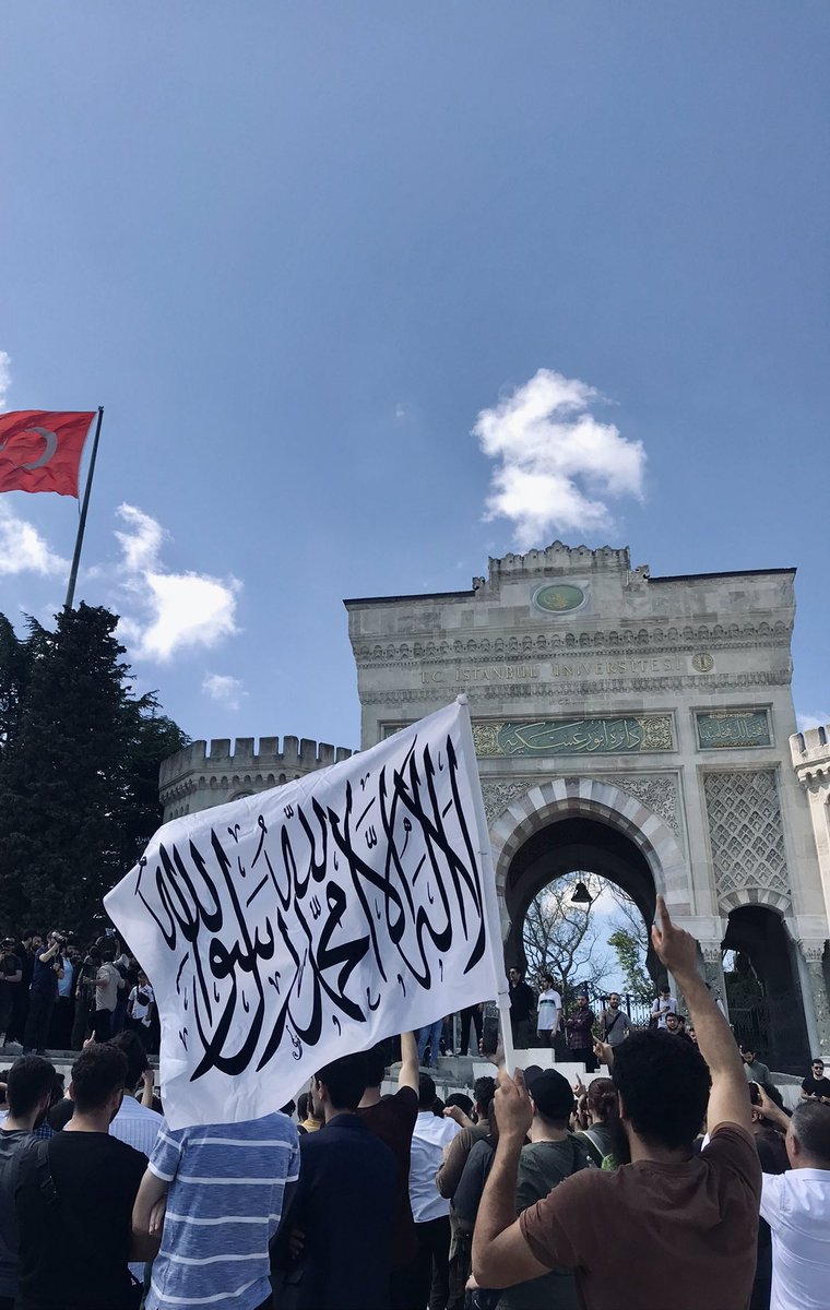 Allah Subhânehu ve Teâlâ, Beyazıt'ta kötülük ve fahşaya elleriyle mani olmaya çalışan ve Allah'ın da kendilerini muzaffer eylediği tüm Müslüman yiğit gençlerimizden ebeden razı olsun, Beyazıt da tüm İstanbul da ve dahi tüm dünya da İslam'ın olacaktır!