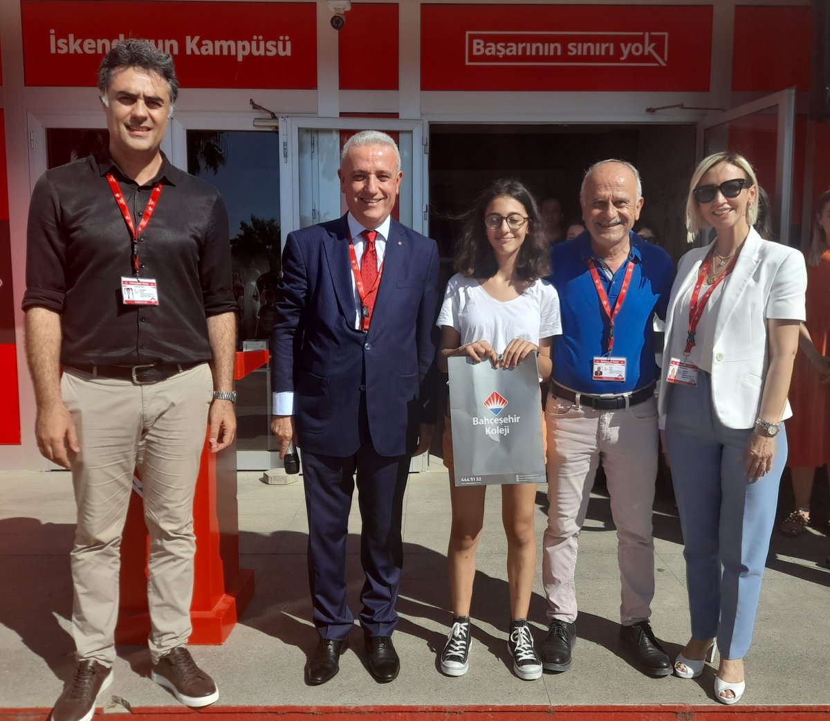 8.Sınıf öğrencimiz Tuğçe Naz TURUNÇ'a  <a href="/BKBasketbol/">Bahçeşehir Koleji Spor Kulübü</a> tarafından gönderilen hediyeleri verdik.Öğrencimizin iyi günlerde kullanmasını diliyoruz.
<a href="/bahcesehir_k12/">Bahçeşehir Koleji</a> <a href="/HuseyinYucell/">Hüseyin Yücel</a> @dagozlem <a href="/ErkenCocukluk/">Hale Güneş</a> <a href="/ozgeeasln/">Özge ASLAN</a> <a href="/Savas_BOYAR/">Savaş BOYAR</a> <a href="/GokcemTaser/">Gökçem Taşer</a> <a href="/BuketAksoy03/">Buket Aksoy Topcu</a> <a href="/osmanzekiozger/">Osman Zeki Özger</a> <a href="/ucannmustafa/">Mustafa UÇAN (Kampüs Md)</a>