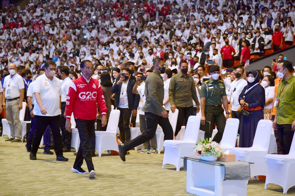 jokowi's tweet photo. Ribuan alumni penerima Kartu Prakerja berkumpul dan bersilaturahmi di Sentul, Kab. Bogor, hari ini. 

Mereka adalah bagian dari 12,8 juta penerima manfaat Kartu Prakerja yang diluncurkan April 2020 dengan memanfaatkan platform digital yang dibangun oleh anak-anak muda Indonesia. https://t.co/ACSJTtaX6w
