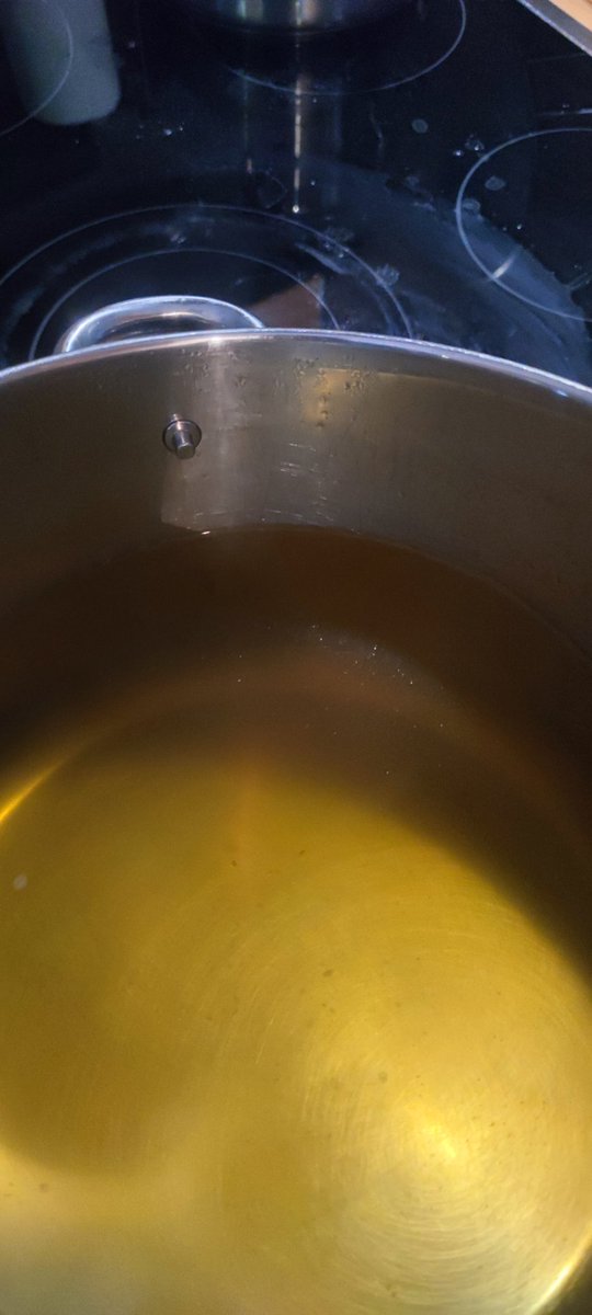 CKMartens's tweet photo. Nach 4 Stunden aus Suppengrün, Beinscheibe, Schweinebau und Hühnerschenkel, 4 Liter Wasser, Gewürze und 3 Eiweiß zum klären 2 Liter feinste klare Brühe gemacht. Aber an unseren #Gunar #Dosenkoch komme ich da nicht ran 😜 https://t.co/jaBMHbZ7gH
