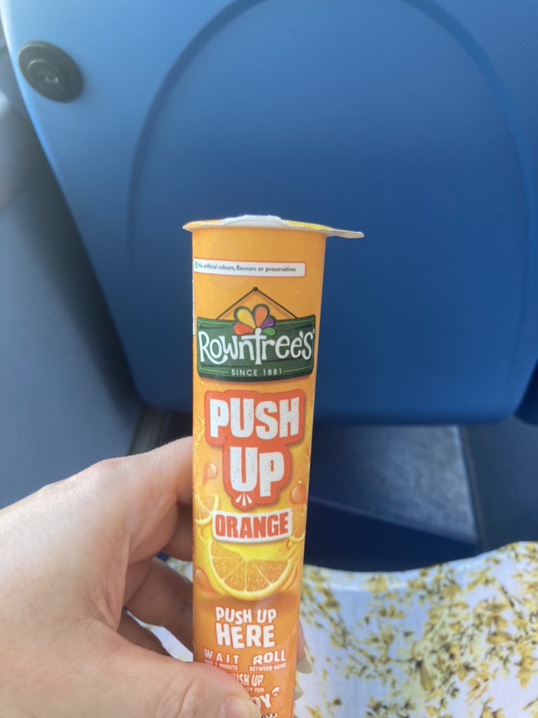 _jen_mo's tweet image. Genius plan for a hot bus journey 
#HotBus #HeatWave