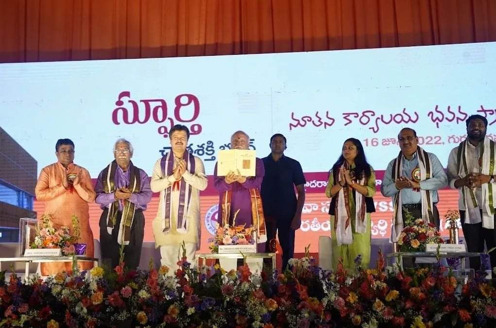 SreesailamU's tweet photo. "#Spoorthy" Chatrashakti Bhavan ABVP Telangana was inaugurated by @RSSorg Sarsanghchalak Param Pujya
Dr.@DrMohanBhagwat ji.Shri. @AshishSainram ji,ABVP All India Org. sec, Sushri. @nidhitripathi92 ji, National General Sec also participated Udghatana Program at DPS, Hyderabad. https://t.co/OjMusNOtmd