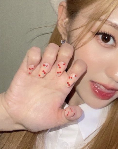 archiveyeseo's tweet photo. her nails 🥺 #YESEO #KANGYESEO https://t.co/NVOYxm0PI7