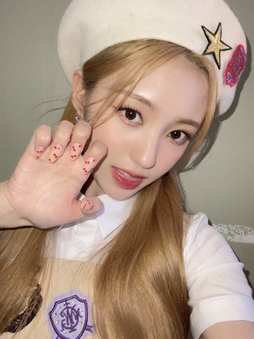 archiveyeseo's tweet photo. her nails 🥺 #YESEO #KANGYESEO https://t.co/NVOYxm0PI7