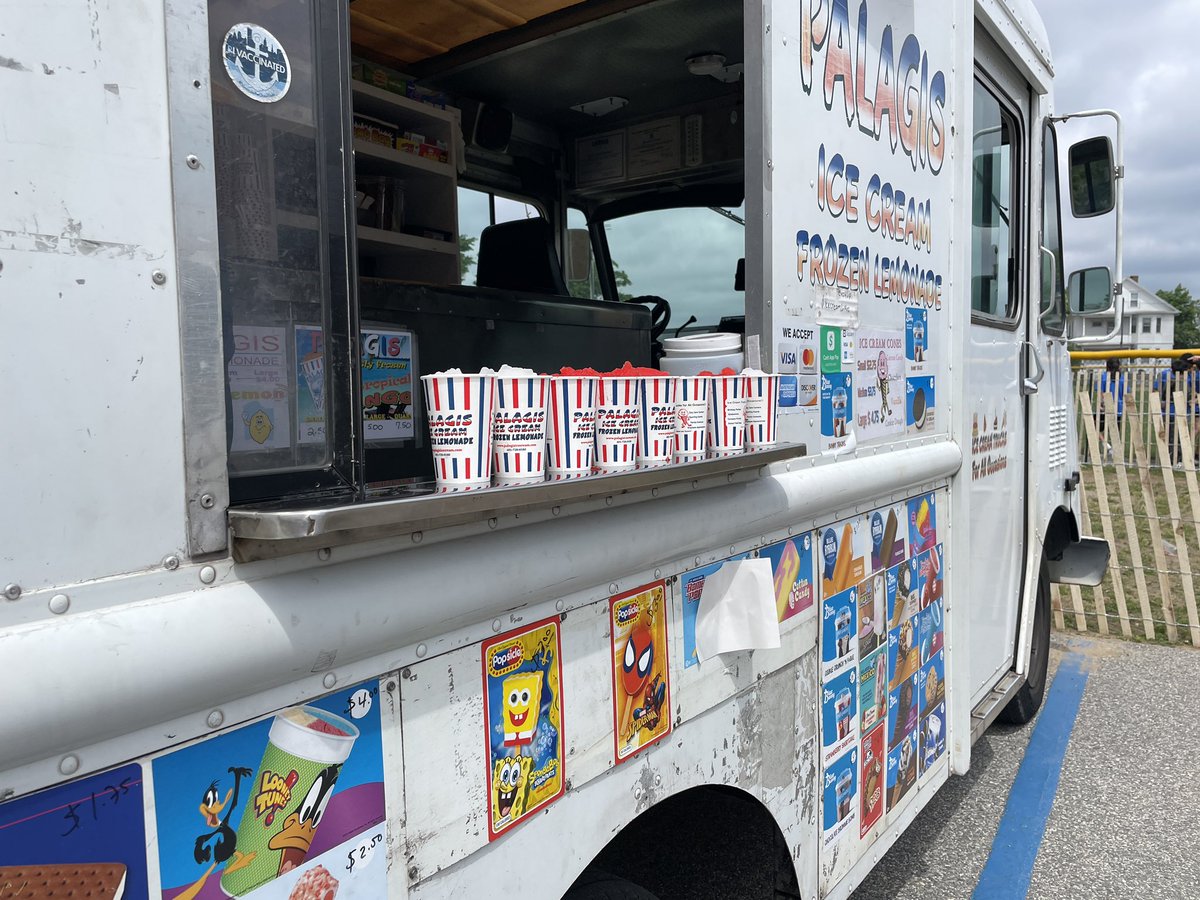 HGWBarry's tweet photo. Visit from the lemonade truck! Some tried the le strawberry banana “Tigers Blood”, while our more traditionalists had lemon! Thank you, Palagis Truck and Principal Henderson!! @asamesser  @PTU958 @ElementaryZone #AMNextLevel #fieldday https://t.co/TeACzmRXcF