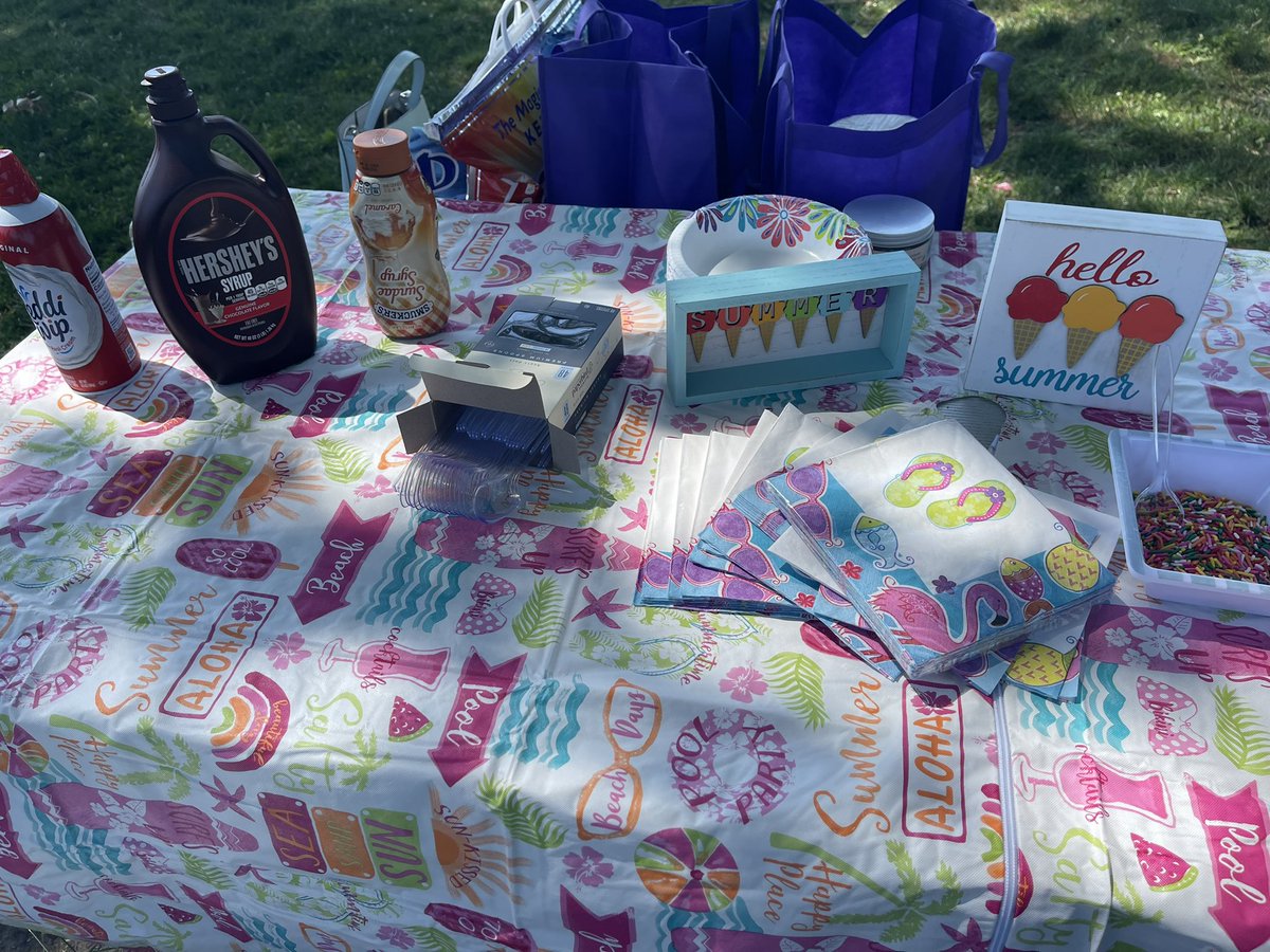 MrsRainBOWE's tweet photo. End of the year ice-cream party 🍦 with help from our amazing classroom mom #ramily #endoftheyear #ramtown #4thgrade @HowellTwpRamtwn https://t.co/fY2UgxNcjv