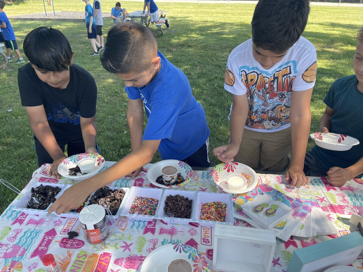 MrsRainBOWE's tweet photo. End of the year ice-cream party 🍦 with help from our amazing classroom mom #ramily #endoftheyear #ramtown #4thgrade @HowellTwpRamtwn https://t.co/fY2UgxNcjv