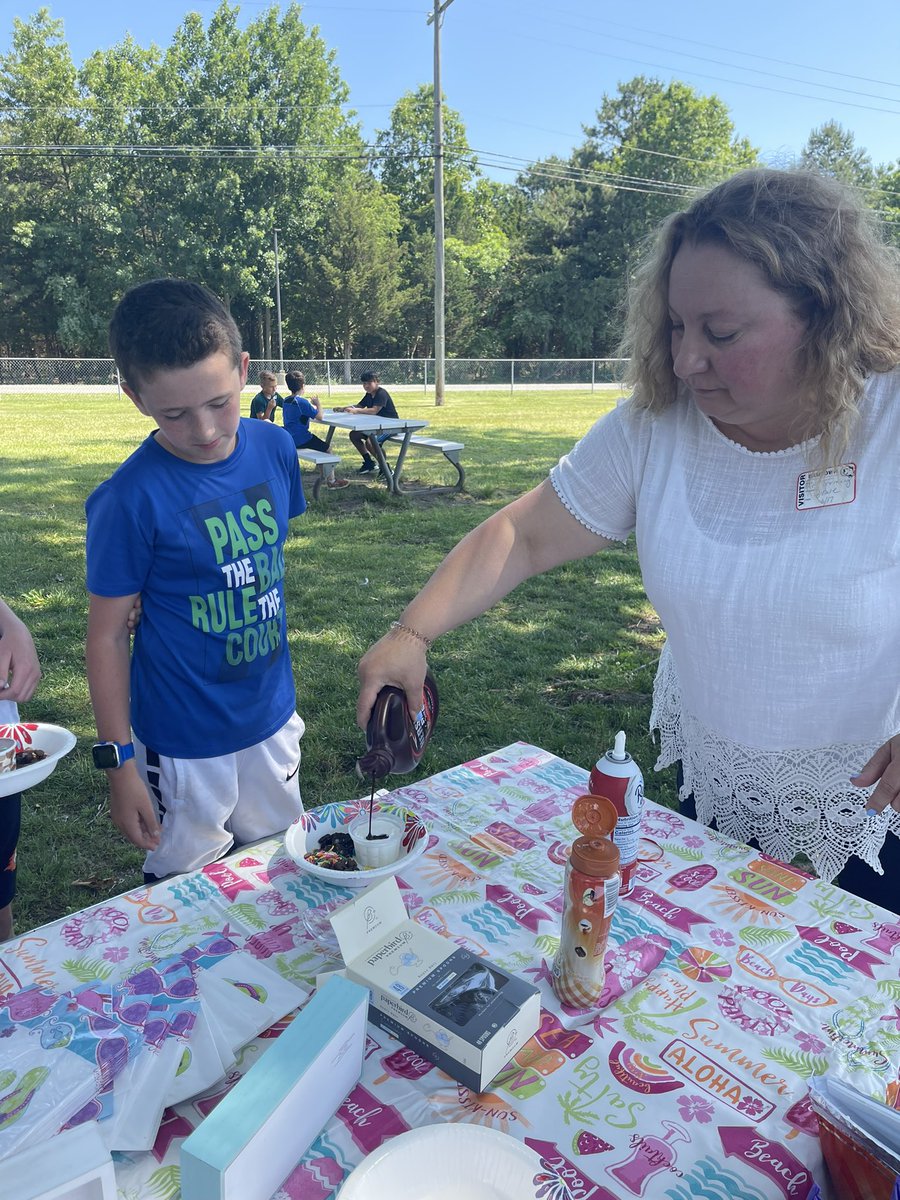 MrsRainBOWE's tweet photo. End of the year ice-cream party 🍦 with help from our amazing classroom mom #ramily #endoftheyear #ramtown #4thgrade @HowellTwpRamtwn https://t.co/fY2UgxNcjv