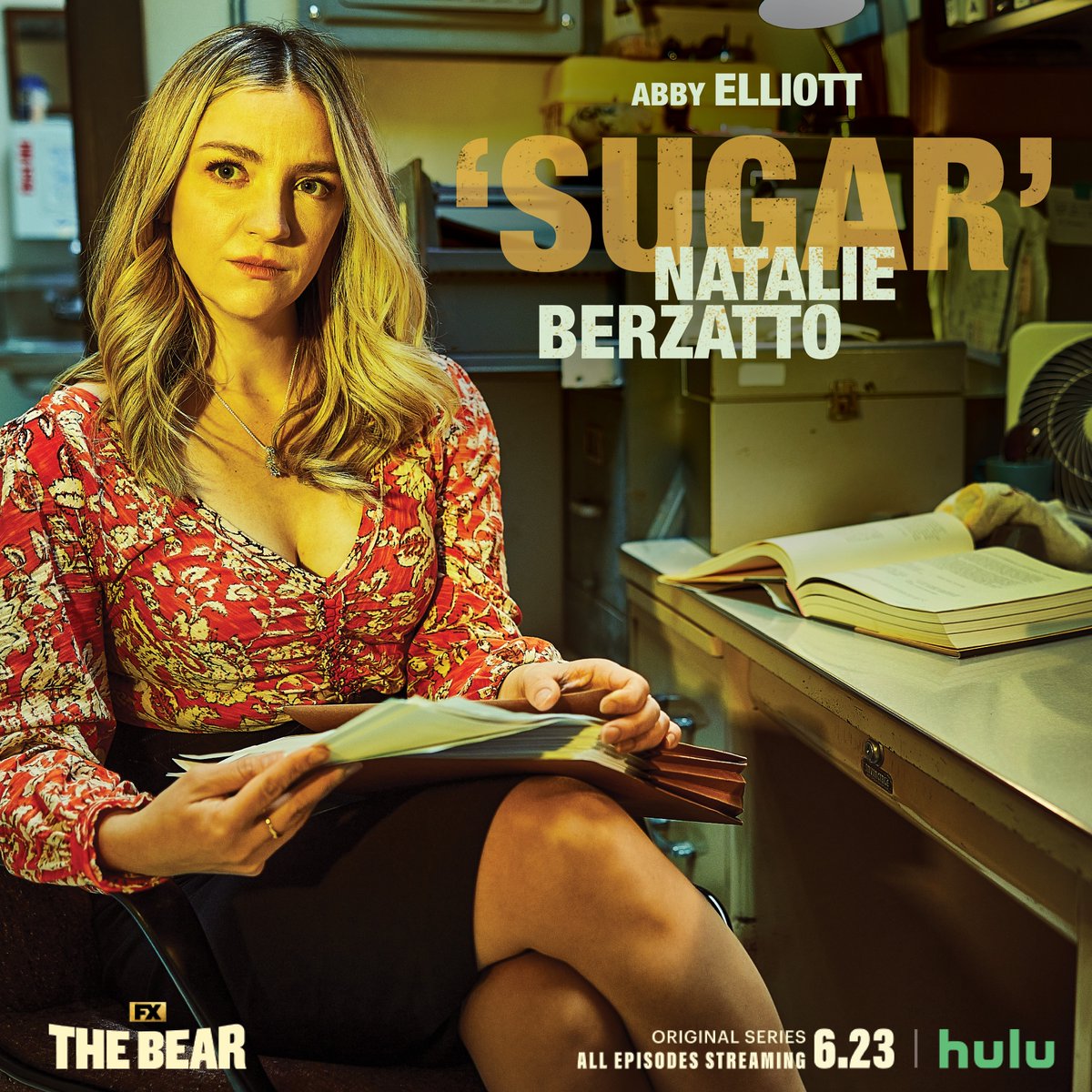 TheBearFX's tweet photo. Bailing The Beef out is a full-time job. Abby Elliott (@elliottdotabby) is Sugar in FX’s The Bear. All episodes streaming 6/23. Only on Hulu. #TheBearFX https://t.co/FhZCodHaVt