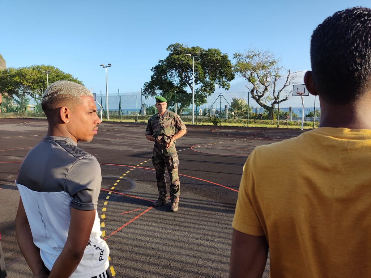 Au bureau d’information et de recrutement de la #légionEtrangere (BIRLE) à la #Reunion , c’est le #MajorGerald qui fait passer les tests de selection cette semaine 😱