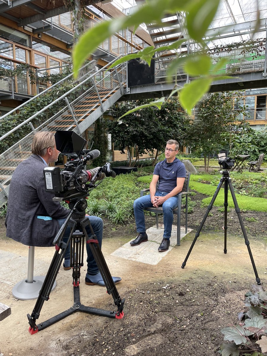 roelvanhees's tweet photo. Vanavond deel 1 van het drieluik bij @Nieuwsuur . Klimaatwetenschappers zeggen ons het #Parijsakkoord gaat NIET gehaald worden. De afgesproken 2 C gaat niet lukken en dat komt simpel weg door de zogenaamde  ‘carbonbombs’ die nog uit de grond gehaald gaan worden. @marijndt https://t.co/bkQvUihtDN