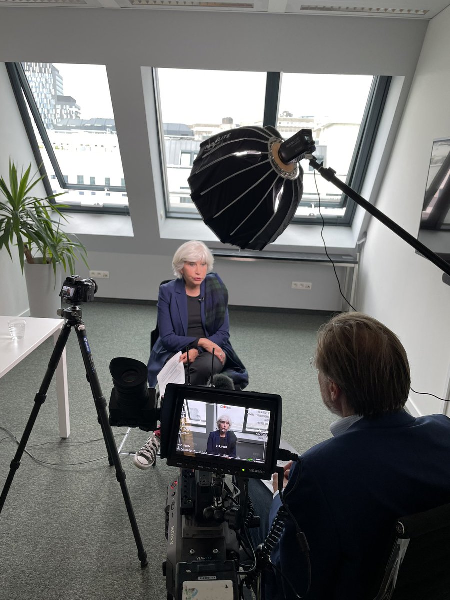 Vanavond deel 1 van het drieluik bij <a href="/Nieuwsuur/">Nieuwsuur</a> . Klimaatwetenschappers zeggen ons het #Parijsakkoord gaat NIET gehaald worden. De afgesproken 2 C gaat niet lukken en dat komt simpel weg door de zogenaamde  ‘carbonbombs’ die nog uit de grond gehaald gaan worden. <a href="/marijndt/">marijndt</a>