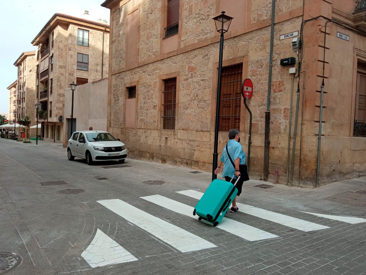 aytoSalamanca's tweet photo. 🚶 Reforzamos la #seguridadvial en la calle Ancha con 2 pasos de peatones #atendiendo a las peticiones de los vecinos de la zona.
⚠️ Recordamos que como calle residencial los #peatones siguen teniendo #prioridad y la velocidad de los vehículos está limitada a 20 km/h https://t.co/TiLUityoyQ