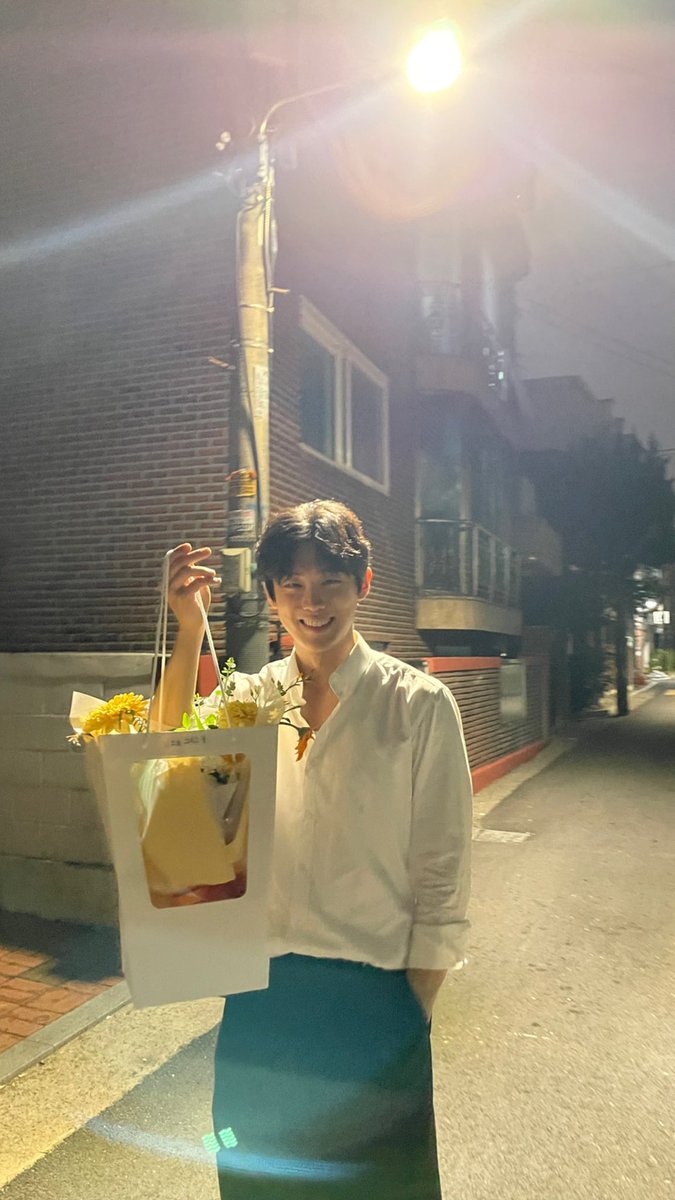 Demian_tweet's tweet photo. Thank you for coming to my first radio today
And thank you for the gift too!!!
I'll see you at 8pm to 10pm kst every friday
At arirang radio 😁 @Arirang Radio K-Pop 

와주신 딜라이트, 선물 보내주신 딜라이트 모두 너무 감사합니다!
앞으로도 매주 금요일 8시에 아리랑 라디오에서 만나요 https://t.co/jKxjJeVnTW