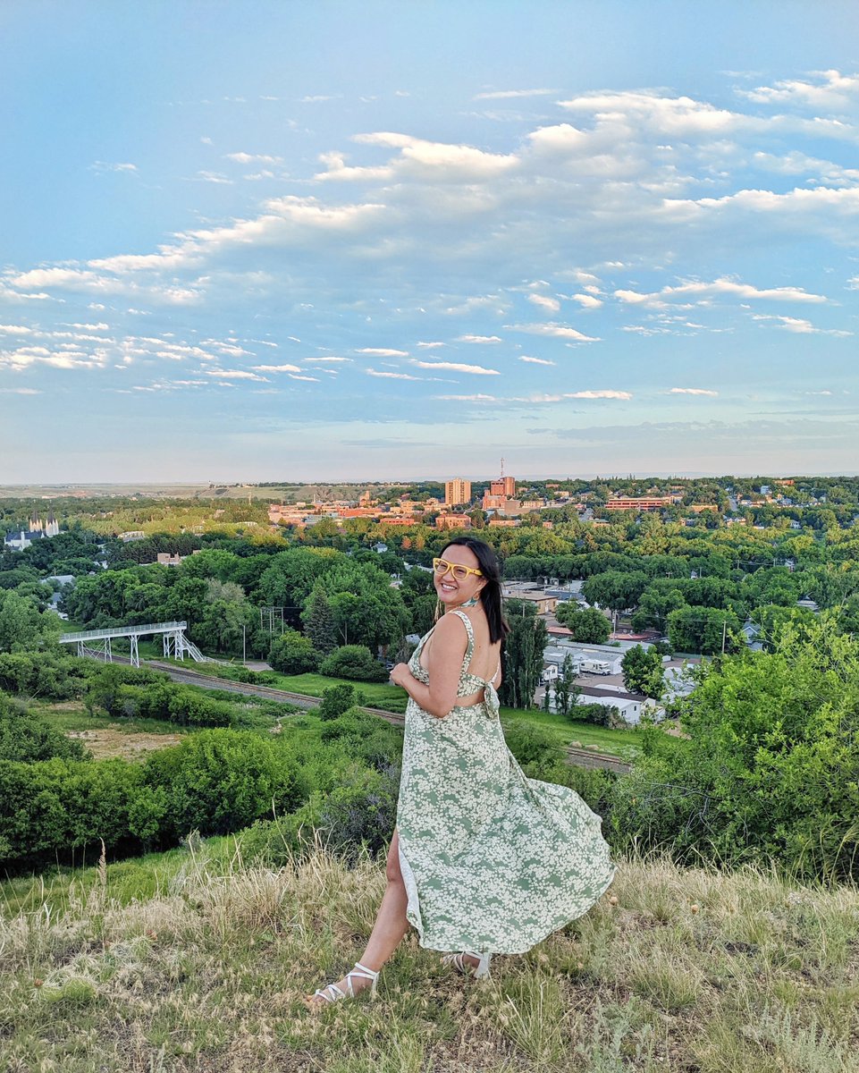 Hello from the Southern Alberta city of Medicine Hat!!  🥰 I'm working with <a href="/TourismMedHat/">Tourism Medicine Hat</a> this week to explore + promote one of Canada's sunniest cities. 

Send me your #ExploreAlberta #MedHat suggestions! 

And check out my past travel guides: 
linda-hoang.com/category/medic… #yxh