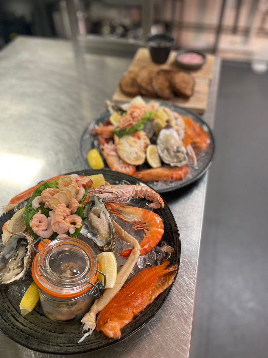 PlumtreeGriffin's tweet photo. Suns out, seafoods out. 
Taking a leaf out of some of our fave places today… @rockybottoms1 @WhiteHorseBranc @duckinnstanhoe … we give you the Griffin “Fruits de Mer” 
🦀 🦞 🍤
Pre-orders welcome when you book… to share… or not! ☀️🧡
#lunch #pubs #nottinghamshire https://t.co/DQBc8r3vmM