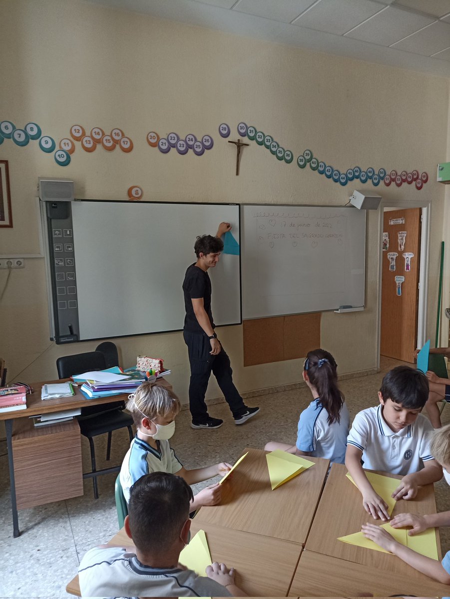 primeroysegundo's tweet photo. Hoy es un gran día para nosotros. ¡Estamos de fiesta! Hemos hecho, entre otras cosas, un taller de papiroflexia. Gracias, Ángel por enseñarnos a hacer tantas cosas.
@SagradoCMadrid https://t.co/fg7tdYgu6w