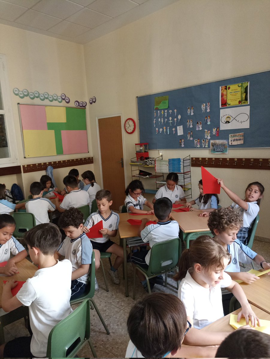 primeroysegundo's tweet photo. Hoy es un gran día para nosotros. ¡Estamos de fiesta! Hemos hecho, entre otras cosas, un taller de papiroflexia. Gracias, Ángel por enseñarnos a hacer tantas cosas.
@SagradoCMadrid https://t.co/fg7tdYgu6w