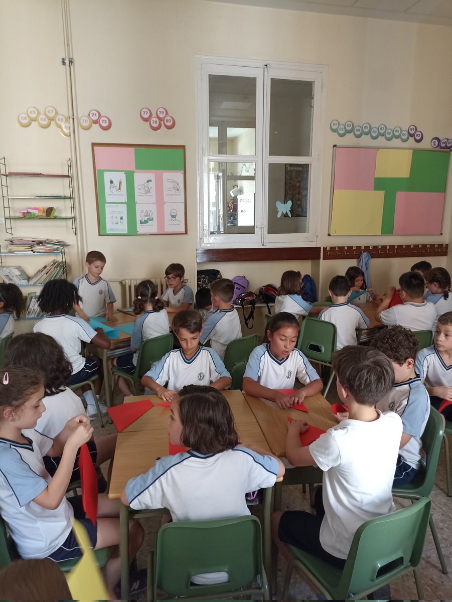 primeroysegundo's tweet photo. Hoy es un gran día para nosotros. ¡Estamos de fiesta! Hemos hecho, entre otras cosas, un taller de papiroflexia. Gracias, Ángel por enseñarnos a hacer tantas cosas.
@SagradoCMadrid https://t.co/fg7tdYgu6w