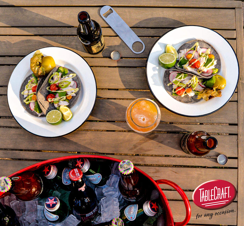 TableCraftHome's tweet image. For Father&apos;s Day weekend, we&apos;ll be in the backyard with our Enamelware Plates (80019) full of grilled goodies and our 7 Gal, red Beverage Tub (BBQBT2114) filled with Dad&apos;s favorites. 🍺

Happy Father&apos;s Day from #TeamTableCraft 

#EnamelwareCollection
#BigRedTub