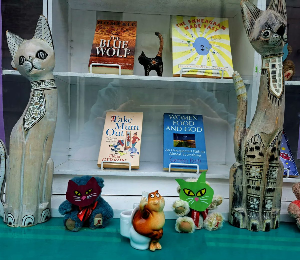 nr_book_shelter's tweet photo. What's new pussycat? Whoa whoa whoa...
As a crazy cat lady I had to simply do a kitty window. 
Public service announcement: if you start talking to me about cats, I am sure to tell you about mine &amp; show you photos,  so make sure you're not in a rush 
#newwindowdisplay https://t.co/SkkqTayBOE