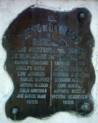 cbsantiago's tweet photo. El Cuerpo de Bomberos de Santiago lamenta profundamente un nuevo robo al Monumento al Bombero Voluntario.
Esta es la segunda placa de bronce que, en menos de un mes, se sustrae del lugar.
@Monumentos_cl
@Muni_Stgo
@IraciHassler
@Comandantecbs
#BomberosSantiago https://t.co/uKMl1uGLzc