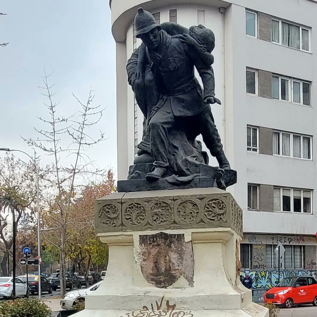 cbsantiago's tweet photo. El Cuerpo de Bomberos de Santiago lamenta profundamente un nuevo robo al Monumento al Bombero Voluntario.
Esta es la segunda placa de bronce que, en menos de un mes, se sustrae del lugar.
@Monumentos_cl
@Muni_Stgo
@IraciHassler
@Comandantecbs
#BomberosSantiago https://t.co/uKMl1uGLzc