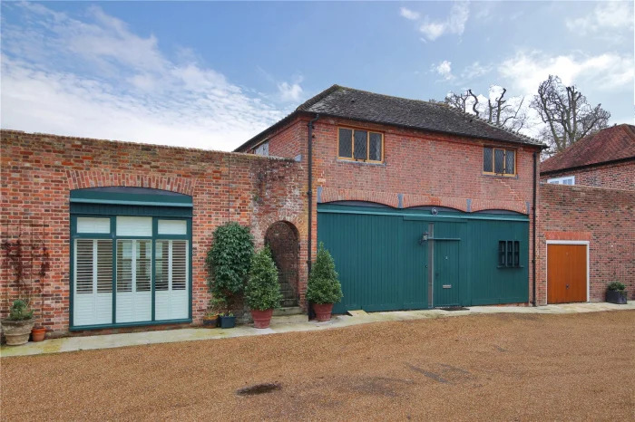 JSCranbrook's tweet photo. This is a striking #mewshouse converted in about 2015 from the former coach houses on the private estate of the prestigious Grade II* listed #Lutyens designed Great Maytham Hall on the outskirts of #Rolvenden #Kent. #movinghouse #kenthome
https://t.co/9jk82ALErs https://t.co/DmtRokqgLb