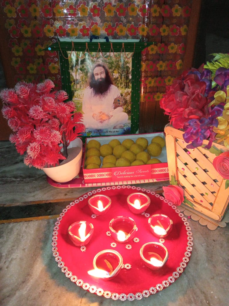 Navdeepkaur301's tweet photo. Today on 17th June the unjust people of Dera Sacha Sauda celebrated the arrival of their Revered Saint Gurmeet Ram Rahim Singh Ji by cutting cakes, lighting ghee and doing welfare work.
@DSSNewsUpdates
#WelcomeMSG https://t.co/rW97kX2iim