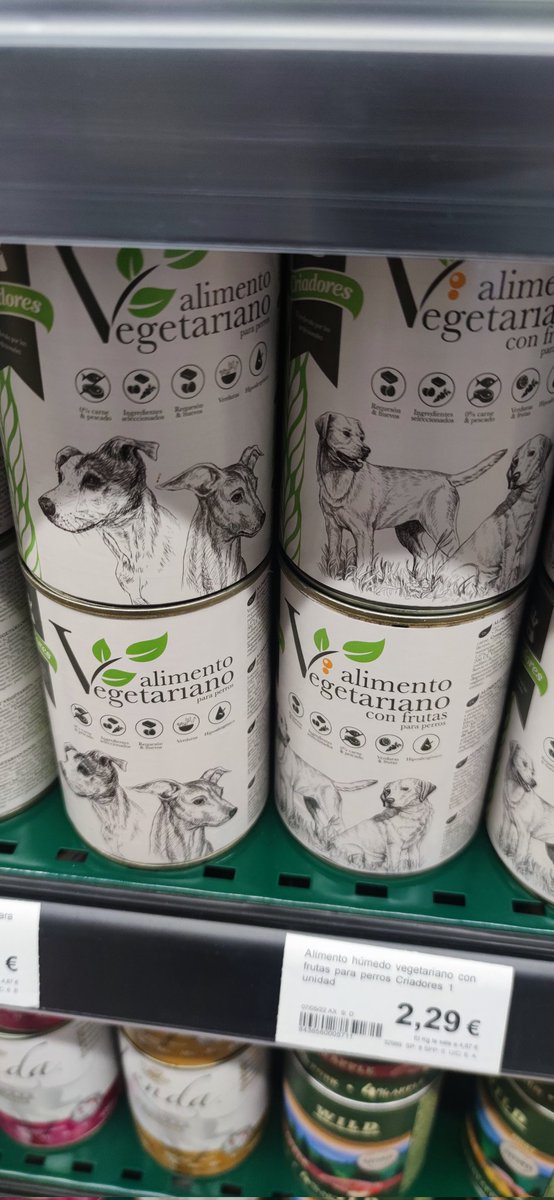 Sigo diciendo que esto debería estar perseguido.... Perros veganos y comiendo fruta... Mira de verdad que les daba así con la mano mojaa en too el tronco la oreja que vamos. Pero si usas el collar que ellos "creen" que no debes eres un noseque que les hace daño a los animales.