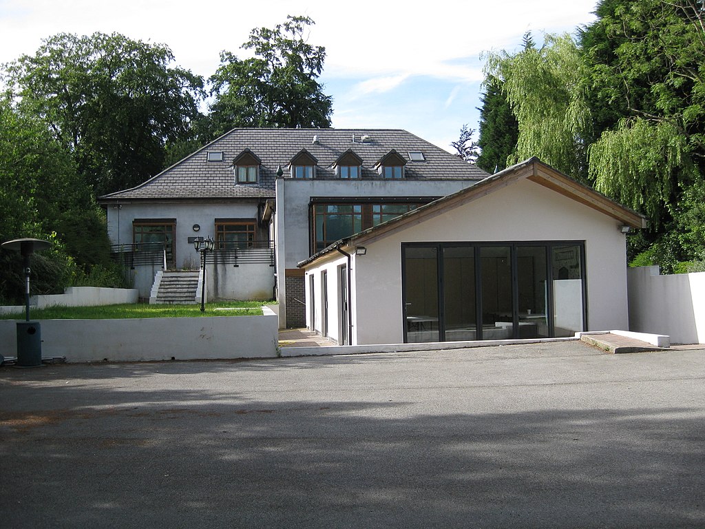 ASCommReporter's tweet image. A Shi’a mosque in Leeds @Baableeds, backs Imam @QariAsim following allegations of allowing anti-Shi’a hatred by the Government at protests against the Lady of Heaven film. Read more here: bit.ly/3xAkyF5