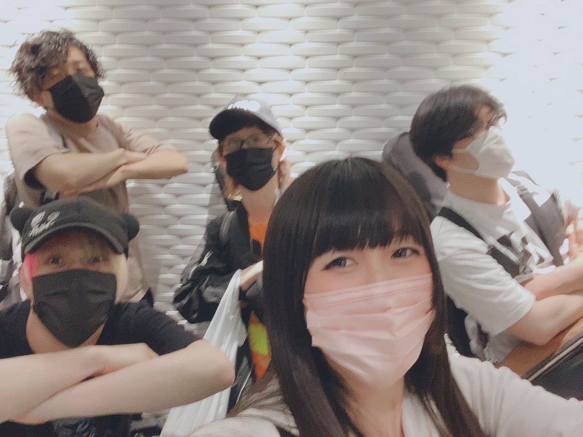 ichigo8110's tweet photo. 今日秘密の打ち合わせをした場所が去年のOUR JAMをやったところで、めちゃ高まった🤗🌈
去年と同じ壁でも写真撮ってきたw(2枚目が去年の)
そしてそしてももふれサポートメンバーも去年と同じメンツでやります🔥
めちゃ楽しみ!早く寝ないと!
#OURJAM2 https://t.co/6NWTUCIyr2