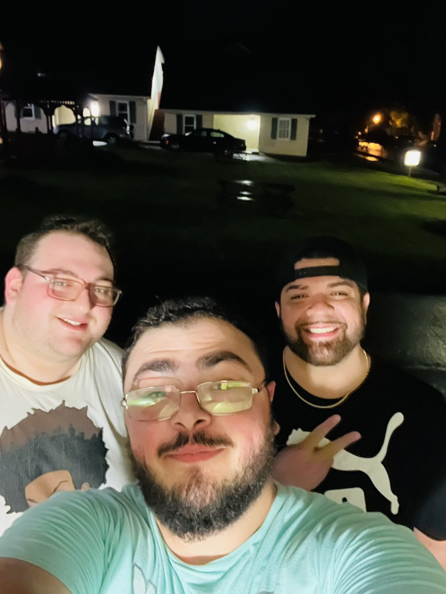 Flipside_Flow's tweet image. Made it to Hersheypark. Couldn’t resist taking a picture of this amazing sunset. We even got to hang out with @TheRealTrauma