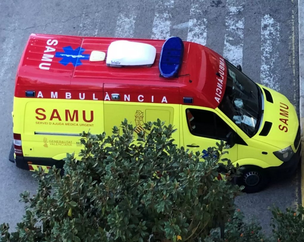 DALICANTE's tweet photo. Dos heridos tras volcar un coche en Elche https://t.co/XL6YuzVgcZ https://t.co/pC3mzjXMyf