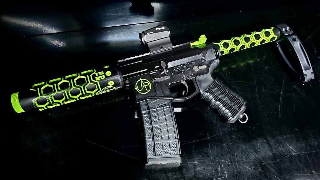 ARS_unique's tweet photo. B L A C K + G R E E N // What do you think? 🟩

#uniquears #customar #arpistol #AR15 #2A #pewpew #cerakotethatshit https://t.co/rUmYtjsHqR