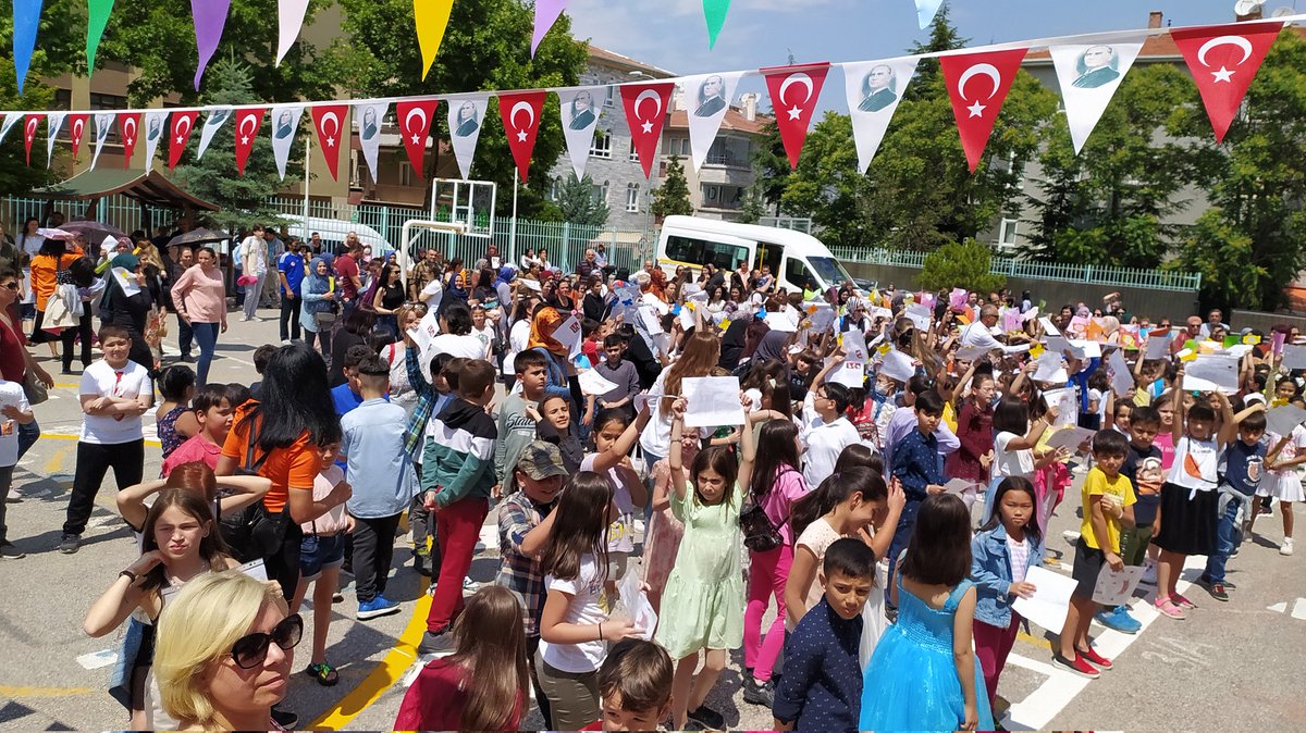 Öğrencilerimiz karnelerine kavuştular.