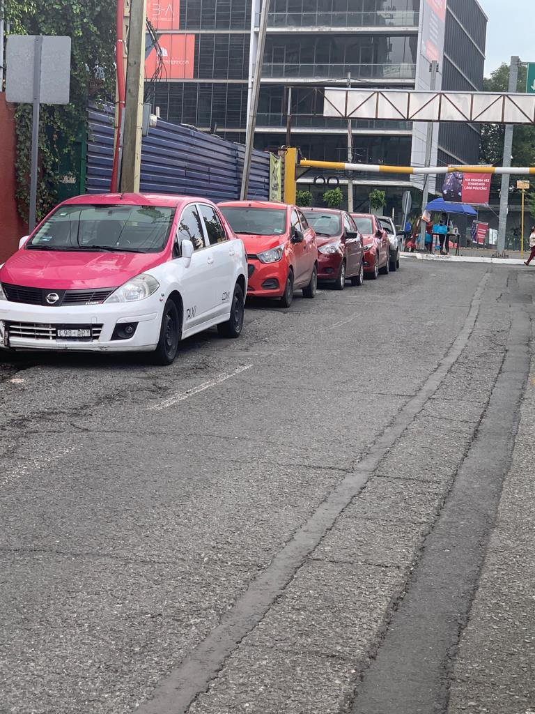 chheinze's tweet photo. Diariamente hay coches mal estacionados en la calle de Prolongación Vista Hermosa @AdrianRubalcava @AlcCuajimalpa y nadie los multa ni los retira. https://t.co/xEF5dsebCu