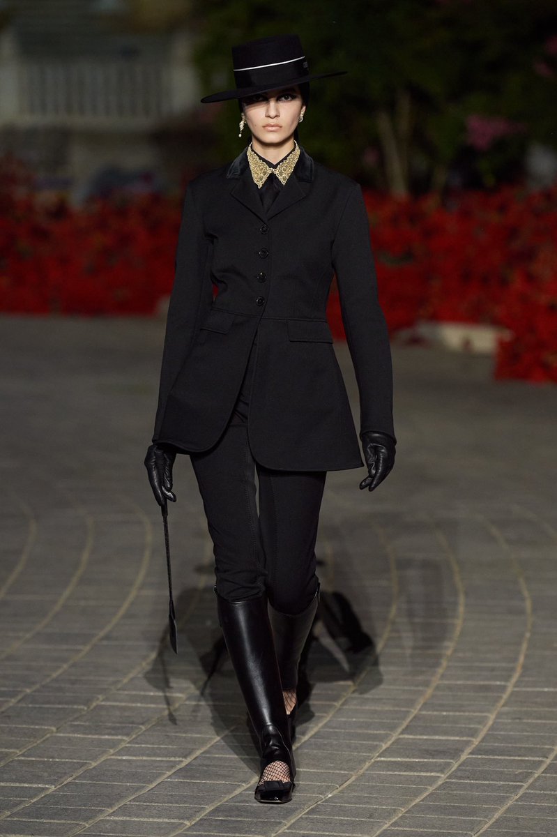 m2web17's tweet photo. dior resort 2023🖤🖤 https://t.co/KbSMlEcQnE