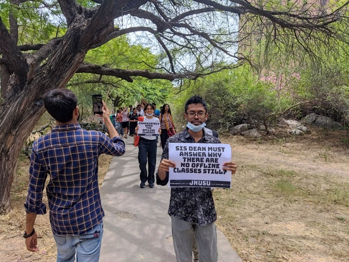aishe_ghosh's tweet photo. The students of School of International Studies has been protesting from the past 6 months demanding offline classes. Across the country, schools and colleges have resumed, but JNU is still in hibernation.

We demand offline classes immediately !

Solidarity ✊ https://t.co/GSsK2KOdso