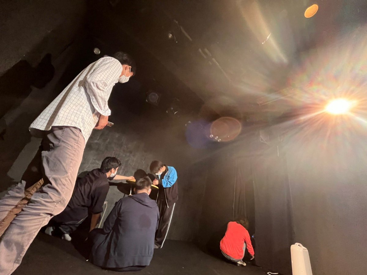 SubutaMK's tweet photo. 【仕込み!いよいよ明日本番!】
こんばんは!劇団SUBUTA!です。
本日は仕込みでした。スタッフさん方の尽力で、舞台がより素晴らしくなっていくのがとても楽しく…!
明日からの本番、とても素敵な舞台を皆様に届けられるようにがんばります!!
#キルバン #キルキルバンバン #SUBUTA https://t.co/DTXpcTLYRV