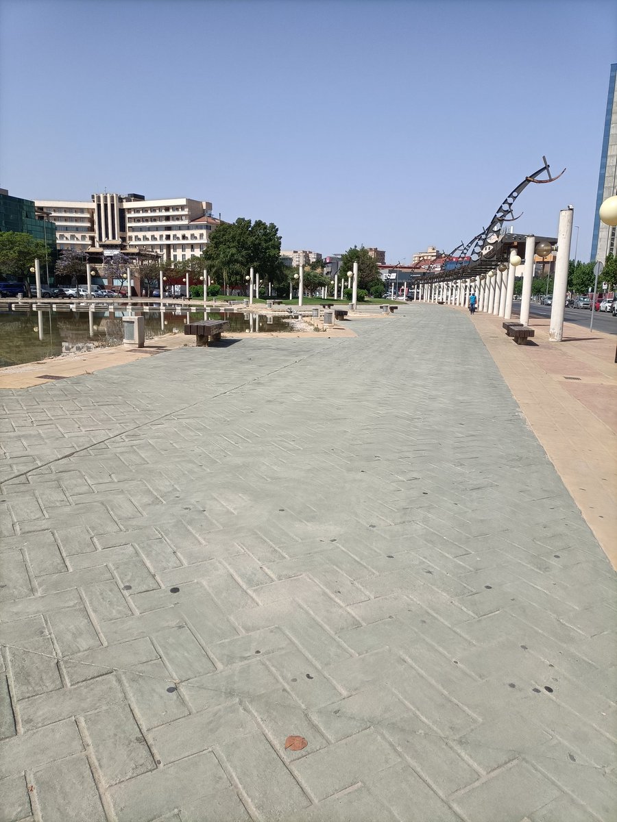 huermur's tweet photo. Este "jardín" público en Las Atalayas #Murcia es una sartén de cemento y hormigón, faltan muchos árboles. Hay que adaptar la ciudad a la crisis climática que estamos sufriendo, necesitamos un modelo de urbe más verde y sostenible #MedioAmbiente #CambioClimatico #OlaDeCalor https://t.co/VCTrGpN3aC