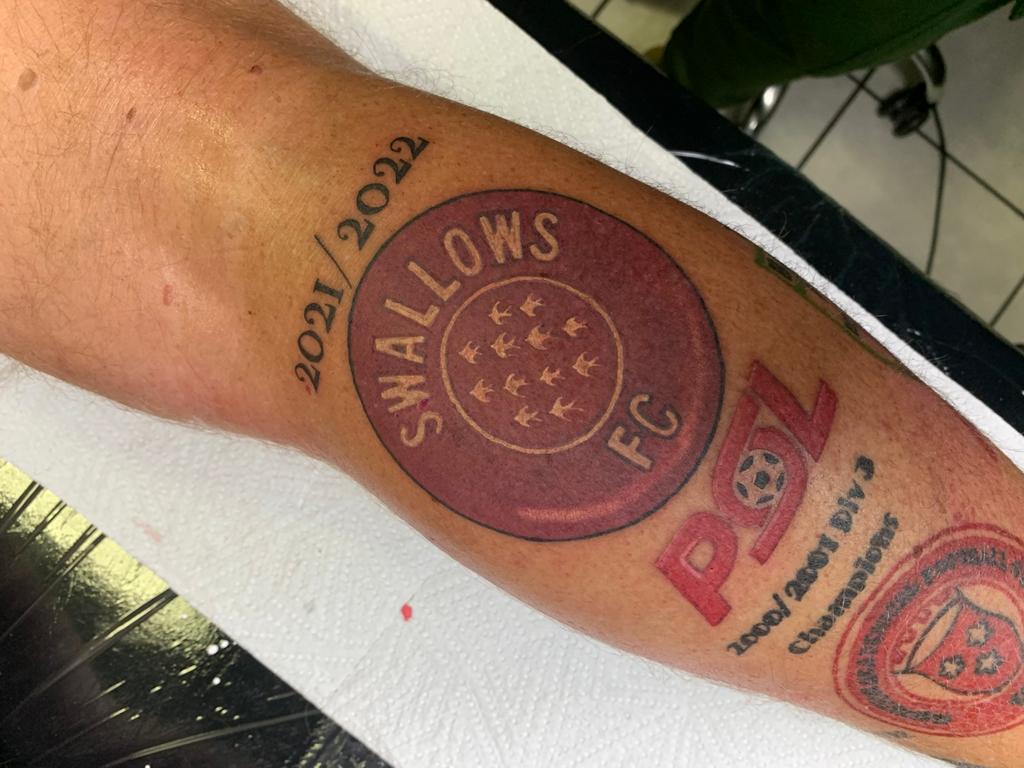 robertmarawa's tweet image. He's just finished off his latest Tatoo and had all the "banter" in the world in Soweto.....He's on his way to Under The Bridge in Katlehong!! 

The "LIFESAVER" is our guest tonight on #MSW 
@legend3 

@VumaFM @SowetanLIVE @RISEfm943