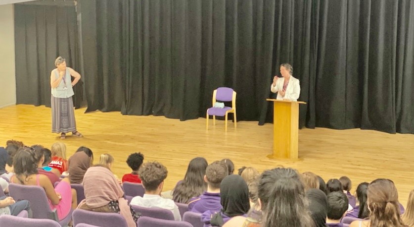 Many, many thanks to <a href="/TheNotoriousGB1/">Geoffrey Biscuit</a> for lending us the Warden of Merton, &amp; soon to be Vice-Chancellor, Professor Irene Tracey, this morning to talk to (mainly) Year 9 &amp; 12 students. Inspirational &amp; interesting to all concerned - and lots of questions. #InspiringStudents