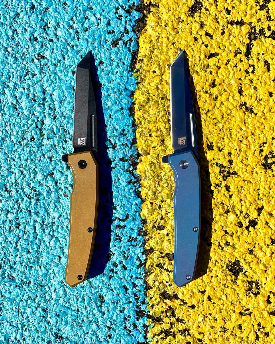 OntarioKnife's tweet photo. #FolderFriday The #Ti22Series has something for everyone! #Ti22Equinox has a great color palette with gold &amp; black and #S35VN nladr steel, both knives have #titanium Frame locks! The #Ti22Ultrablue is #iridescent with #Aus8 Blade steel! 
https://t.co/2fOeH4kKf4 👌🏽🔪 🤖 https://t.co/P7I9tQK2qn