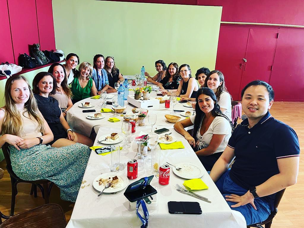 FarmaVallHebron's tweet photo. Comida en el último CEIm de Lina Leguizamo!!! Mucha suerte en tu nueva etapa!!!                                                              #farmacologia #CEIm #Vallhebron #FarmacologiaClinica #Mir #ANCEImoni https://t.co/7pVuSBZZNS