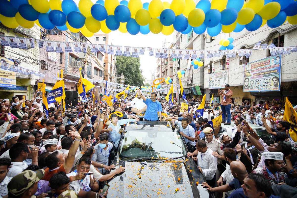 ArvindKejriwal's tweet photo. राजेंद्र नगर उपचुनाव के प्रचार में आज स्थानीय लोगों के साथ रोड शो में शामिल हुआ। हर जगह लोगों में ग़ज़ब का उत्साह और ऊर्जा थी। https://t.co/M77m2ab7uG